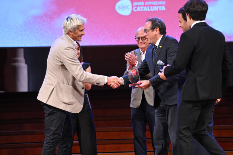 eUniv Attends the 33rd AIJEC Young Entrepreneur Award Gala
